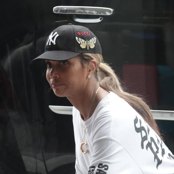 Kim Porter et ses deux filles Jessie et D' Lila arrivent à l'aéroport de Los Angeles (LAX) le 22 juin 2018.