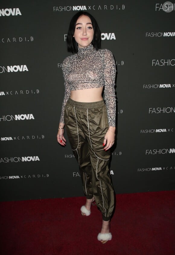 Noah Cyrus assiste à la soirée de lancement de la collection Fashion Nova X Cardi B au Boulevard3 à Los Angeles. Le 14 novembre 2018.