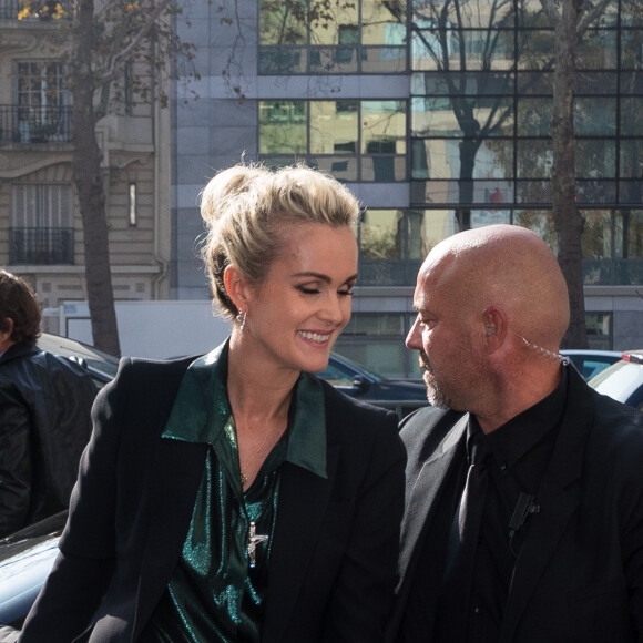 Laeticia Hallyday se rend dans les locaux de la station de radio RTL avec son agent Laurence Favalelli pour un interview suite à la sortie de l'album de Johnny "Mon pays c'est l'amour" à Neuilly-sur-Seine le 19 octobre 2018.