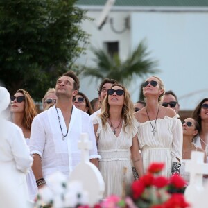 Laeticia Hallyday, Laura Smet et David Hallyday lors des obsèques de Johnny Hallyday au cimetière de Lorient à Saint-Barthélemy, le 11 décembre 2017.