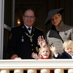 Le prince Albert II de Monaco, la princesse Charlene et leurs enfants, la princesse Gabriella et le prince Jacques, saluant depuis le balcon du palais princier lors du défilé militaire de la Fête nationale monégasque, le 9 novembre 2018. © Jean-François Ottonello / Nice Matin / Bestimage