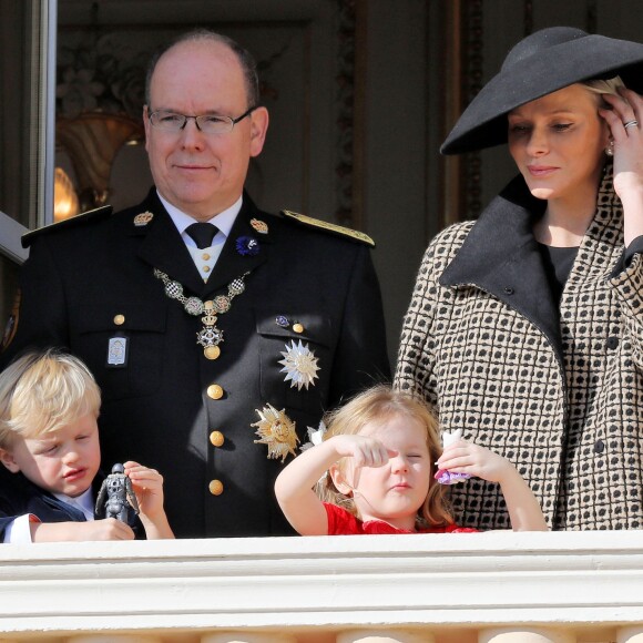 Le prince Jacques de Monaco et la princesse Gabriella, qui jouent avec des figurines, avec le prince Albert II et la princesse Charlene au balcon du palais princier lors du défilé militaire de la Fête nationale monégasque, le 9 novembre 2018. © Dominique Jacovides / Bestimage