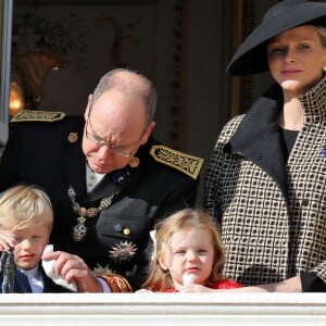 Le prince Albert II de Monaco, le prince héréditaire Jacques, la princesse Charlene et la princesse Gabriella au balcon du palais princier lors du défilé militaire de la Fête nationale monégasque, le 9 novembre 2018. © Dominique Jacovides / Bestimage