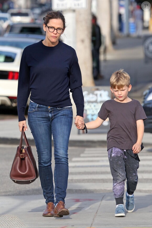 Exclusif - Jennifer Garner emmène son fils Samuel manger une glace après l'école. Los Angeles, le 15 novembre 2018.