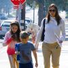 Jennifer Garner arrive avec ses enfants Violet, Seraphina et Samuel à la messe dominicale et discute avec un mystérieux inconnu à Santa Monica, le 11 novembre 2018