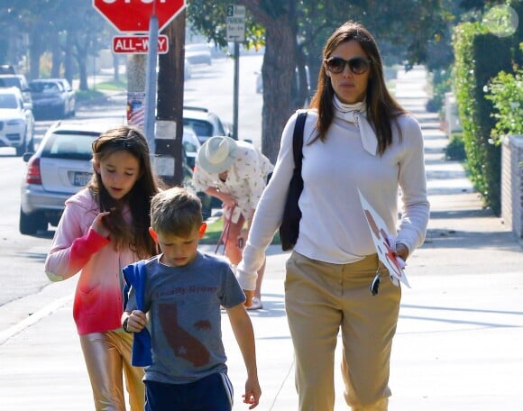 Jennifer Garner arrive avec ses enfants Violet, Seraphina et Samuel à la messe dominicale et discute avec un mystérieux inconnu à Santa Monica, le 11 novembre 2018