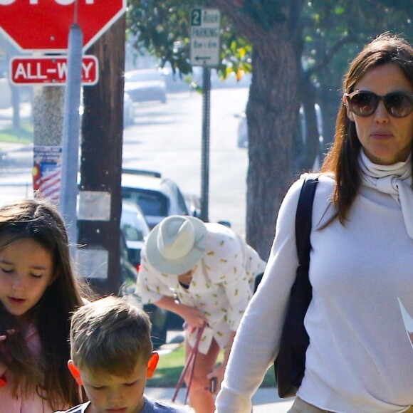 Jennifer Garner arrive avec ses enfants Violet, Seraphina et Samuel à la messe dominicale et discute avec un mystérieux inconnu à Santa Monica, le 11 novembre 2018
