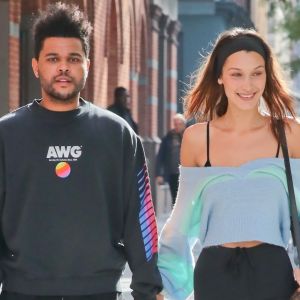 Bella Hadid et son compagnon The Weeknd se baladent main dans la main dans les rues de New York, le 1er novembre 2018