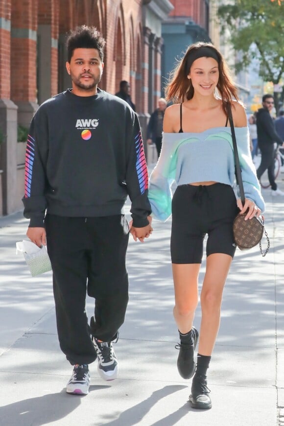 Bella Hadid et son compagnon The Weeknd se baladent main dans la main dans les rues de New York, le 1er novembre 2018
