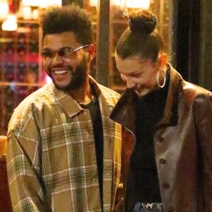 Exclusif - Bella Hadid et son compagnon The Weeknd se baladent main dans la main en amoureux dans les rues de Wolfgang Puck à Tribeca, Los Angeles, le 10 octobre 2018