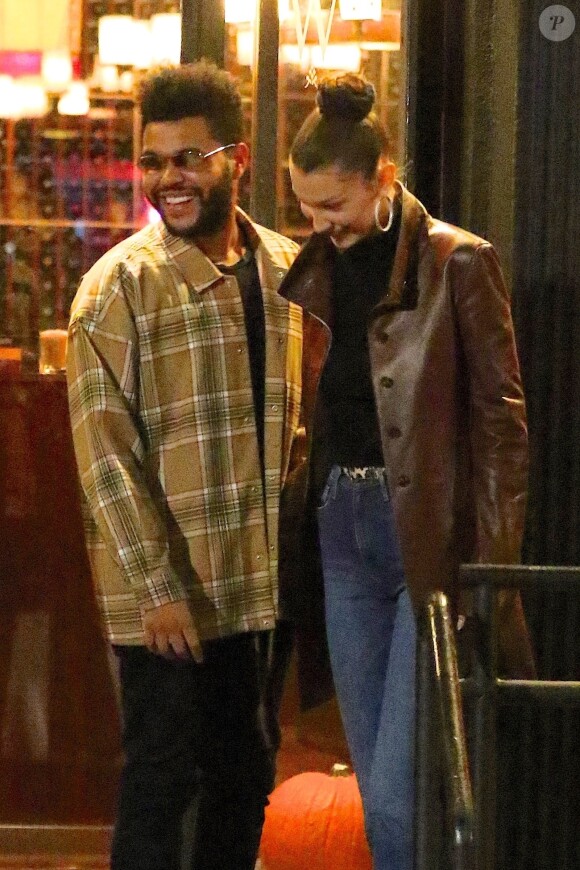 Exclusif - Bella Hadid et son compagnon The Weeknd se baladent main dans la main en amoureux dans les rues de Wolfgang Puck à Tribeca, Los Angeles, le 10 octobre 2018