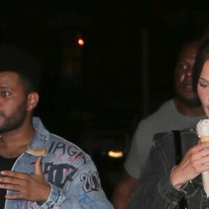 Exclusif - Bella Hadid et son compagnon The Weeknd font une balade romantique en dégustant une glace après avoir diné dans une pizzeria lors de la Fashion Week à New York, le 11 septembre 2018