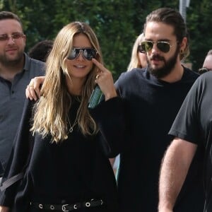 Heidi Klum se balade avec son compagnon Tom Kaulitz et ses enfants Helene, Johan, Lou et Henri dans le quartier de The Grove à Hollywood, le 28 octobre 2018.