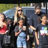 Heidi Klum se balade avec son compagnon Tom Kaulitz et ses enfants Helene, Johan, Lou et Henri dans le quartier de The Grove à Hollywood, le 28 octobre 2018.