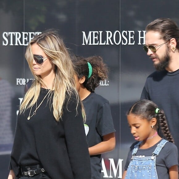 Heidi Klum se balade avec son compagnon Tom Kaulitz et ses enfants Helene, Johan, Lou et Henri dans le quartier de The Grove à Hollywood, le 28 octobre 2018.