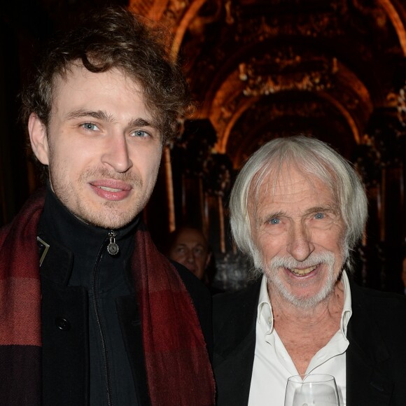 Pierre Richard et son petit-fils Arthur Defays - Inauguration de la nouvelle statue de cire de Pierre Richard au Musée Grévin à Paris, le 19 novembre 2018. Près de 30 ans après sa première entrée au Musée Grévin, c'est la deuxième statue de l'acteur français qui rejoint le musée, après une première sculptée en 1981. © Veeren/Bestimage