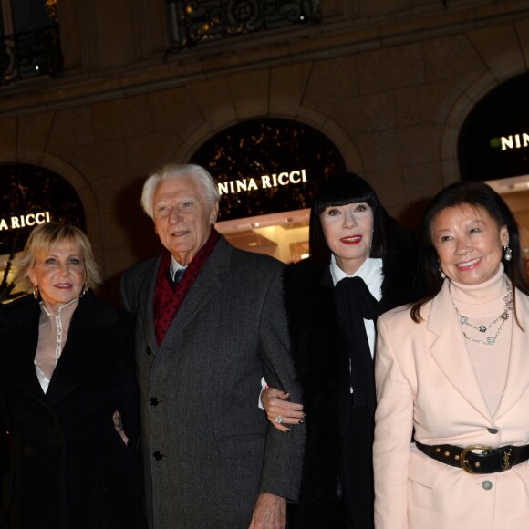 Jean-Claude Jitrois, Marie-Christiane Marek, Jean-Claude Cathalan (président du Comité Montaigne), Chantal Thomass, Jeanne d'Hauteserre et Stéphane Bern - 23e édition des Sapins de Noël des Créateurs et lancement des illuminations de Noël de l'avenue Montaigne et de la rue François 1er à Paris le 20 novembre 2018. © Veeren/Bestimage