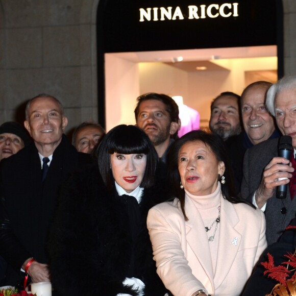 Jean-Claude Jitrois, Marie-Christiane Marek, Jean-Claude Cathalan (président du Comité Montaigne), Chantal Thomass, Jeanne d'Hauteserre et Stéphane Bern - 23e édition des Sapins de Noël des Créateurs et lancement des illuminations de Noël de l'avenue Montaigne et de la rue François 1er à Paris le 20 novembre 2018. © Veeren/Bestimage