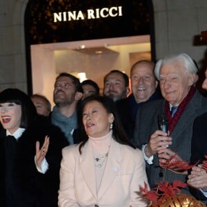 Jean-Claude Jitrois, Marie-Christiane Marek, Jean-Claude Cathalan (président du Comité Montaigne), Chantal Thomass, Jeanne d'Hauteserre et Stéphane Bern - 23e édition des Sapins de Noël des Créateurs et lancement des illuminations de Noël de l'avenue Montaigne et de la rue François 1er à Paris le 20 novembre 2018. © Veeren/Bestimage