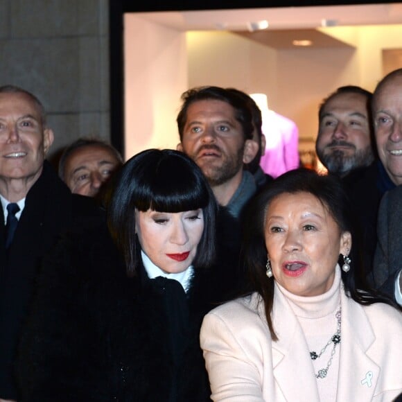 Jean-Claude Jitrois, Marie-Christiane Marek, Jean-Claude Cathalan (président du Comité Montaigne), Chantal Thomass, Jeanne d'Hauteserre et Stéphane Bern - 23e édition des Sapins de Noël des Créateurs et lancement des illuminations de Noël de l'avenue Montaigne et de la rue François 1er à Paris le 20 novembre 2018. © Veeren/Bestimage