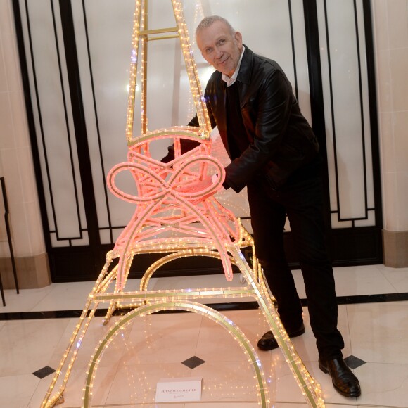 Jean-Paul Gaultier pose devant son sapin - 23e édition des Sapins de Noël des Créateurs et lancement des illuminations de Noël de l'avenue Montaigne et de la rue François 1er à Paris le 20 novembre 2018. © Veeren/Bestimage