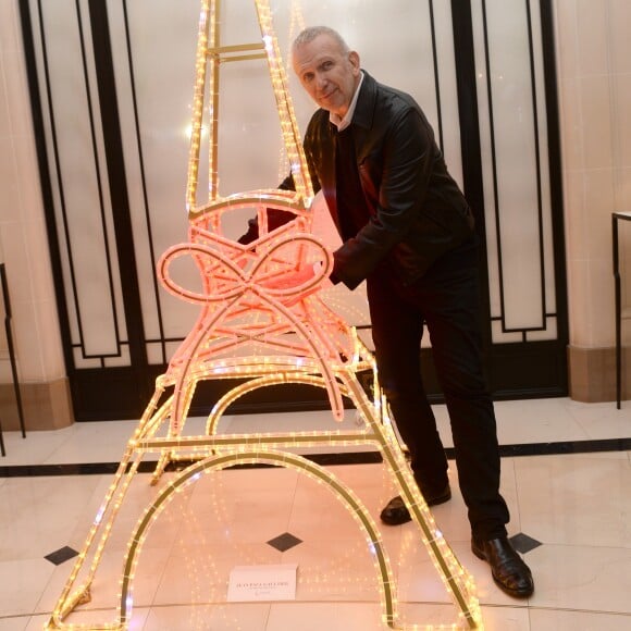 Jean-Paul Gaultier pose devant son sapin - 23e édition des Sapins de Noël des Créateurs et lancement des illuminations de Noël de l'avenue Montaigne et de la rue François 1er à Paris le 20 novembre 2018. © Veeren/Bestimage