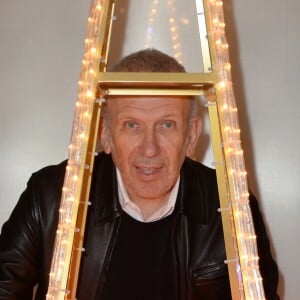 Jean-Paul Gaultier pose devant son sapin - 23e édition des Sapins de Noël des Créateurs et lancement des illuminations de Noël de l'avenue Montaigne et de la rue François 1er à Paris le 20 novembre 2018. © Veeren/Bestimage