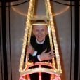 Jean-Paul Gaultier pose devant son sapin - 23e édition des Sapins de Noël des Créateurs et lancement des illuminations de Noël de l'avenue Montaigne et de la rue François 1er à Paris le 20 novembre 2018. © Veeren/Bestimage