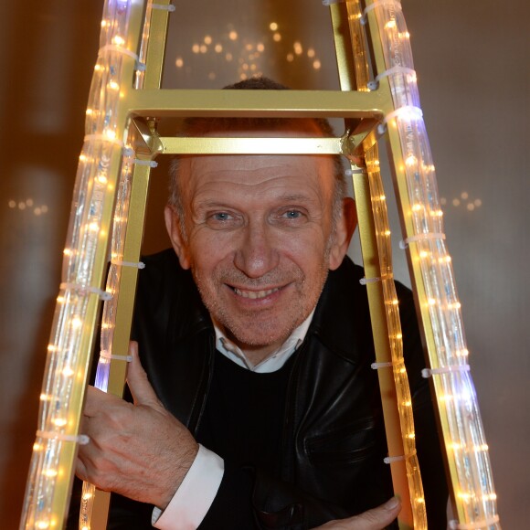 Jean-Paul Gaultier pose devant son sapin - 23e édition des Sapins de Noël des Créateurs et lancement des illuminations de Noël de l'avenue Montaigne et de la rue François 1er à Paris le 20 novembre 2018. © Veeren/Bestimage