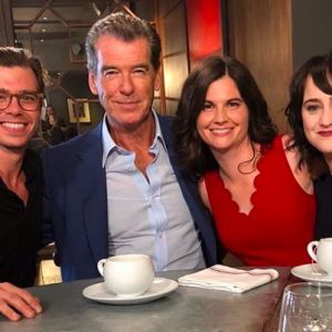 Lisa Jakub entourée de Pierce Brosnan, Mara Wilson et Matthew Lawrence dans le Today Show.