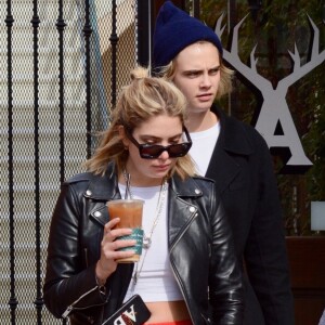 Cara Delevingne et sa compagne Ashley Benson sont allées acheter un café à emporter chez Alfred Coffee à Studio City, le 4 novembre 2018.