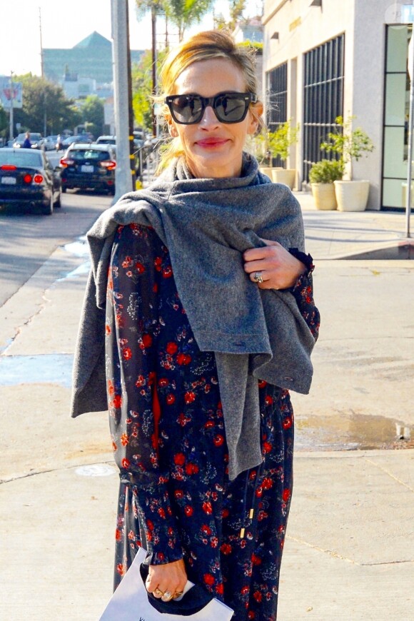Exclusif - Julia Roberts fait du shopping à Los Angeles le 24 novembre 2018.