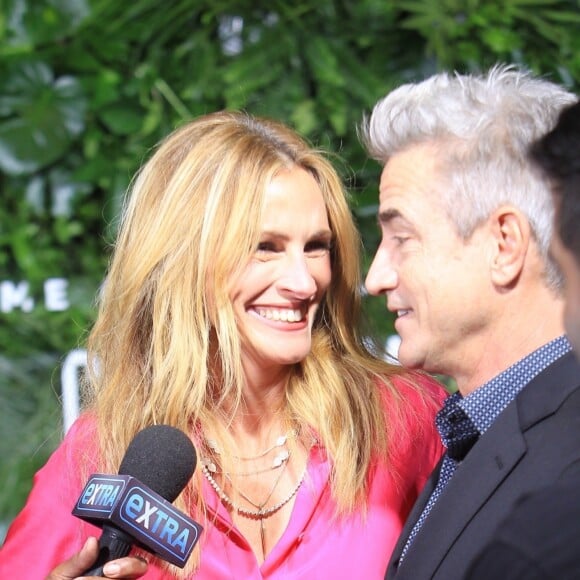 Julia Roberts et Dermot Mulroney interviewés à la première de Homecoming au théâtre The Regency à Westwood, le 24 octobre 2018