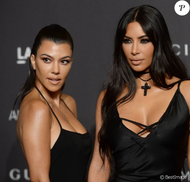 Kourtney Kardashian et sa soeur Kim Kardashian à la soirée LACMA Art + Film en l'honneur de Catherine Opie et Guillermo Del Toro présentée par Gucci à Los Angeles, le 3 novembre 2018