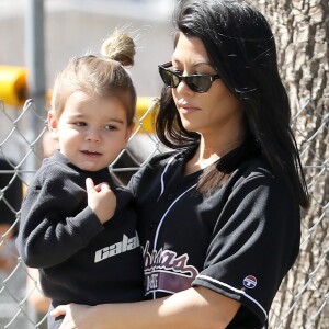 Kourtney Kardashian et son fils Reign Disick - Exclusif - La famille Kardashian se retrouve pour une partie de softball entre amis à Calabasas, le 8 mars 2018
