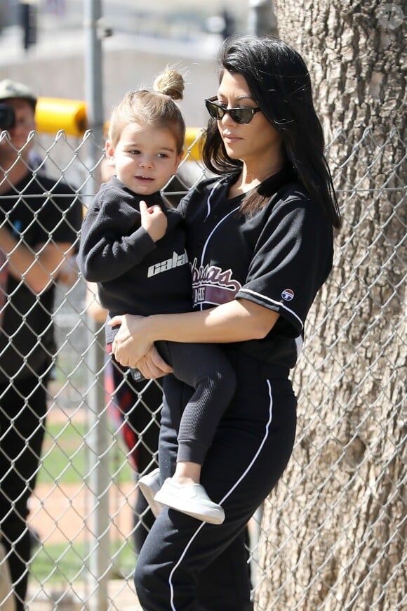 Kourtney Kardashian et son fils Reign Disick - Exclusif - La famille Kardashian se retrouve pour une partie de softball entre amis à Calabasas, le 8 mars 2018