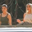 Exclusif - Kim et Kourtney Kardashian en plein tournage de leur série de télé réalité 'L'Incroyable Famille Kardashian' à Malibu, le 1er février 2018