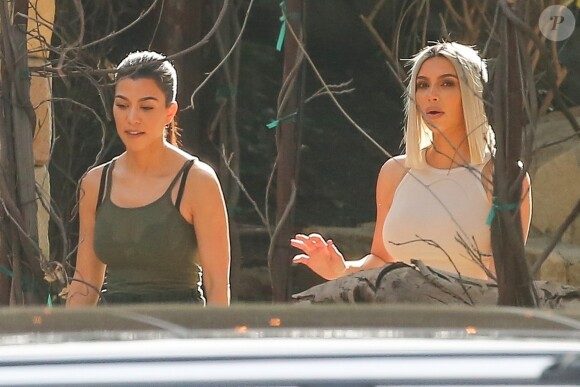 Exclusif - Kim et Kourtney Kardashian en plein tournage de leur série de télé réalité 'L'Incroyable Famille Kardashian' à Malibu, le 1er février 2018