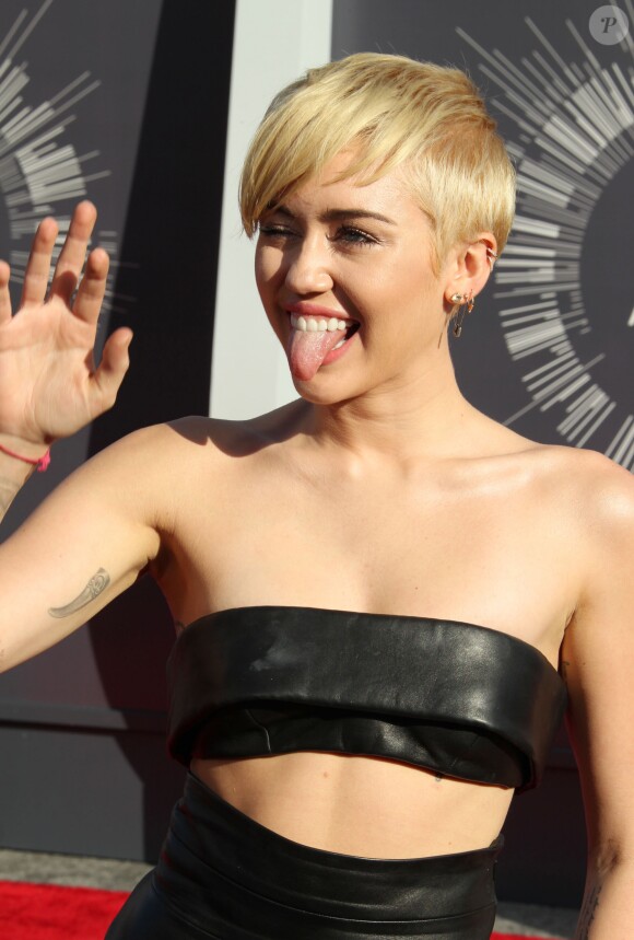 Miley Cyrus arrivant à la cérémonie des MTV Video Music Awards 2014 au Forum à Inglewood, le 24 août 2014.