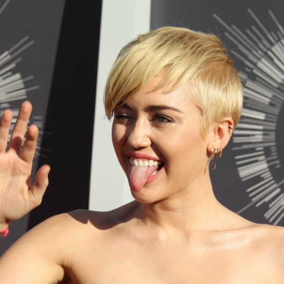 Miley Cyrus arrivant à la cérémonie des MTV Video Music Awards 2014 au Forum à Inglewood, le 24 août 2014.