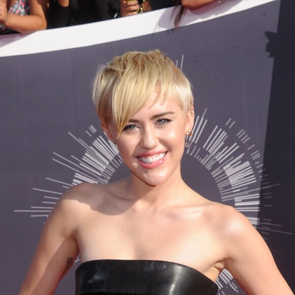 Miley Cyrus arrivant à la cérémonie des MTV Video Music Awards 2014 au Forum à Inglewood, le 24 août 2014.