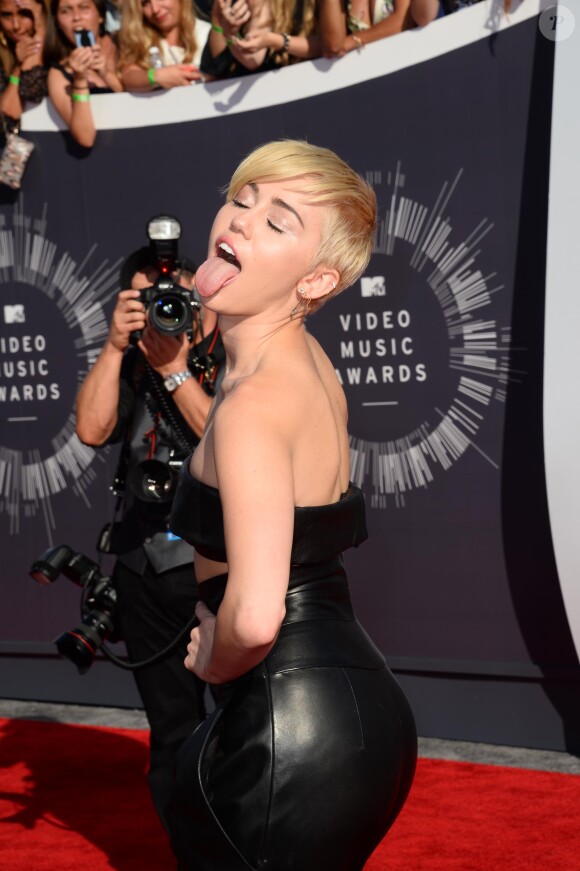 Miley Cyrus arrivant à la cérémonie des MTV Video Music Awards 2014 au Forum à Inglewood, le 24 août 2014.