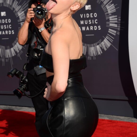 Miley Cyrus arrivant à la cérémonie des MTV Video Music Awards 2014 au Forum à Inglewood, le 24 août 2014.