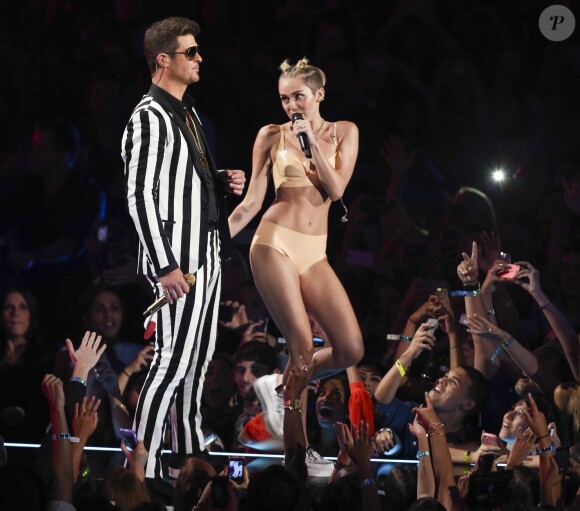 Robin Thicke et Miley Cyrus sur la scène des MTV Videos Music Awards, à New York, le 25 août 2013.