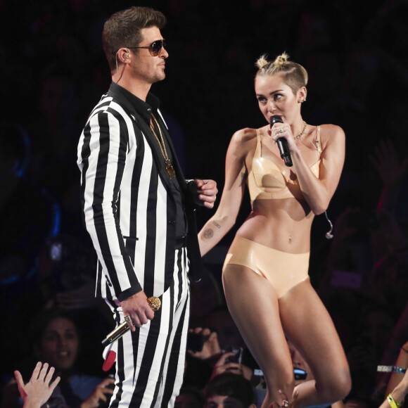 Robin Thicke et Miley Cyrus sur la scène des MTV Videos Music Awards, à New York, le 25 août 2013.