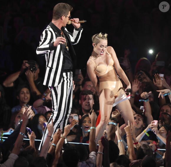 Robin Thicke et Miley Cyrus sur la scène des MTV Videos Music Awards, à New York, le 25 août 2013.