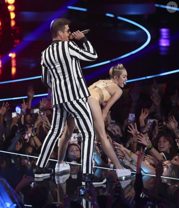Robin Thicke et Miley Cyrus sur la scène des MTV Videos Music Awards, à New York, le 25 août 2013.