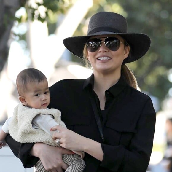 Chrissy Teigen est allée faire du shopping avec son fils Miles et sa mère Vilailuck dans le quartier de Hollywood à Los Angeles, le 26 novembre 2018.