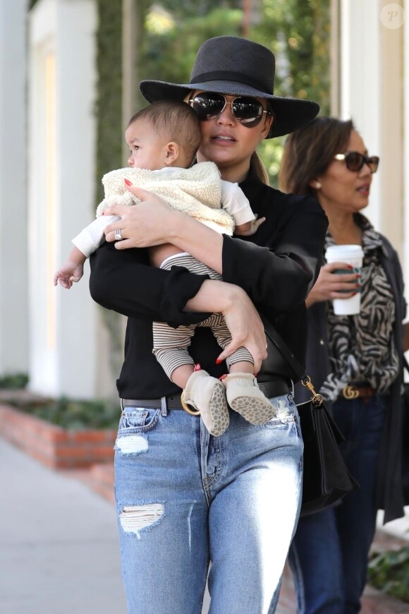 Chrissy Teigen est allée faire du shopping avec son fils Miles et sa mère Vilailuck dans le quartier de Hollywood à Los Angeles, le 26 novembre 2018.