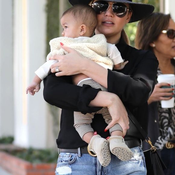 Chrissy Teigen est allée faire du shopping avec son fils Miles et sa mère Vilailuck dans le quartier de Hollywood à Los Angeles, le 26 novembre 2018.